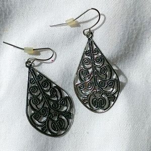 Silver dangling earrings with cutout